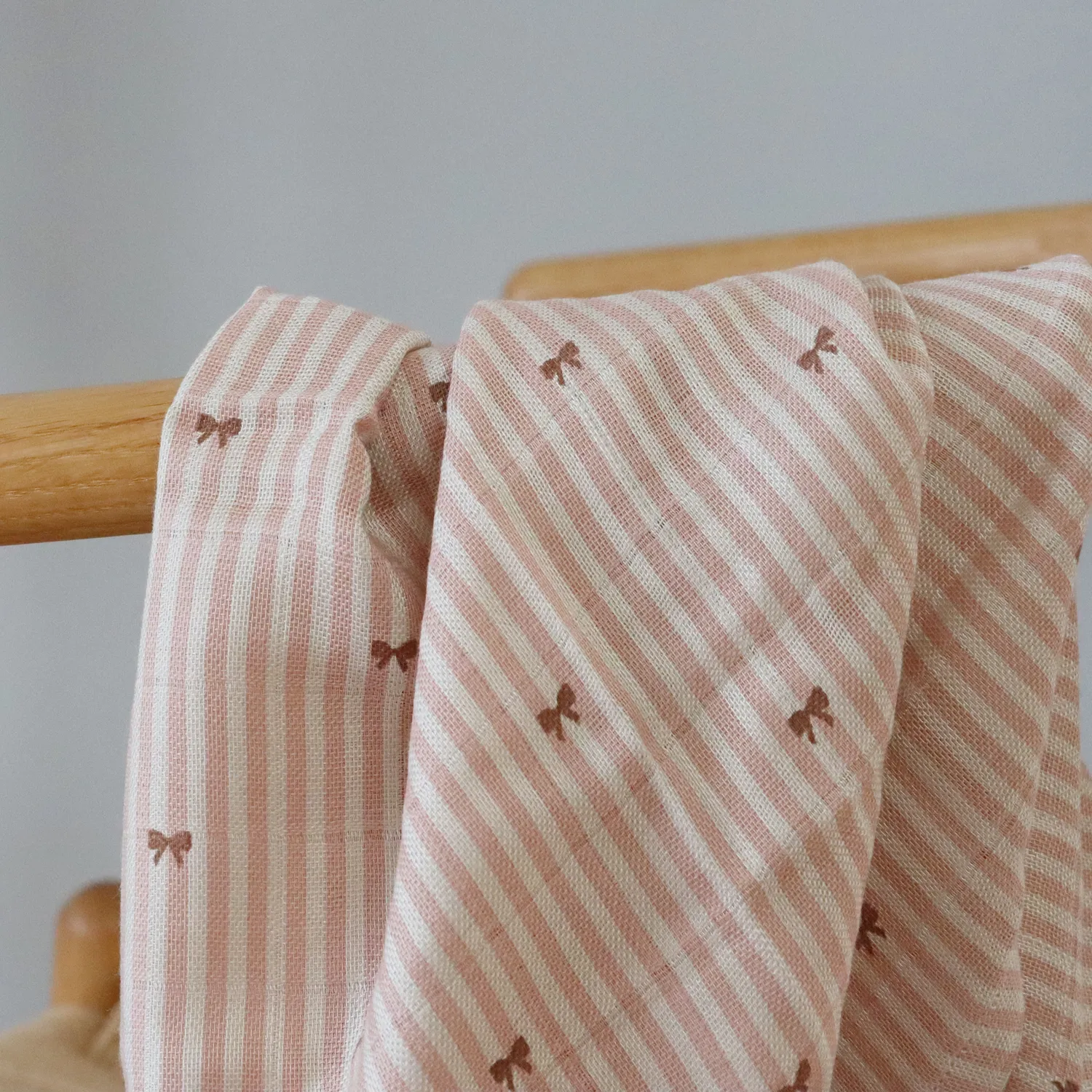 nuuroo Valentin svøb Stripe bow 110x110 bambus