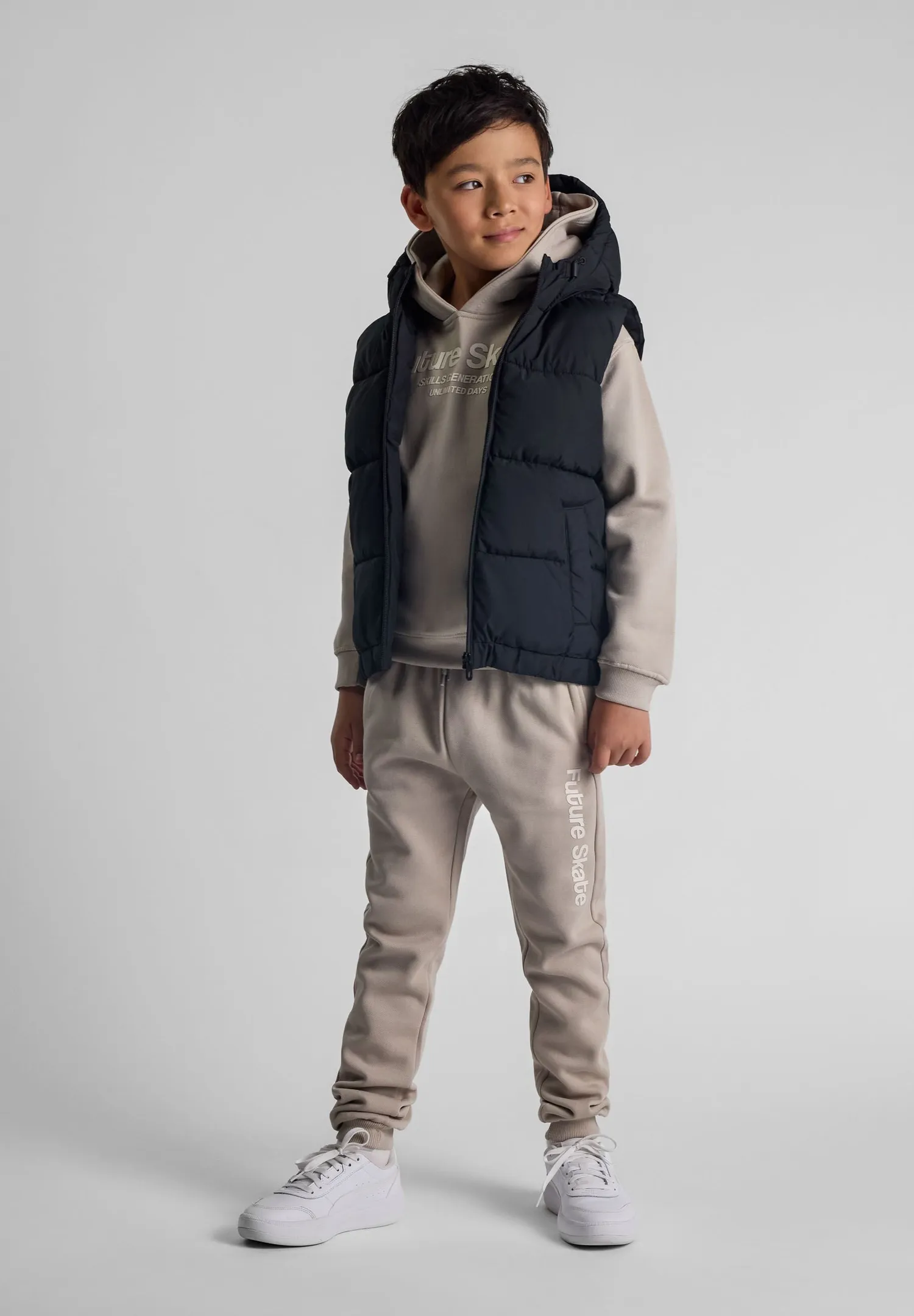 Minoti 43266 stepvest til drenge sort quiltet