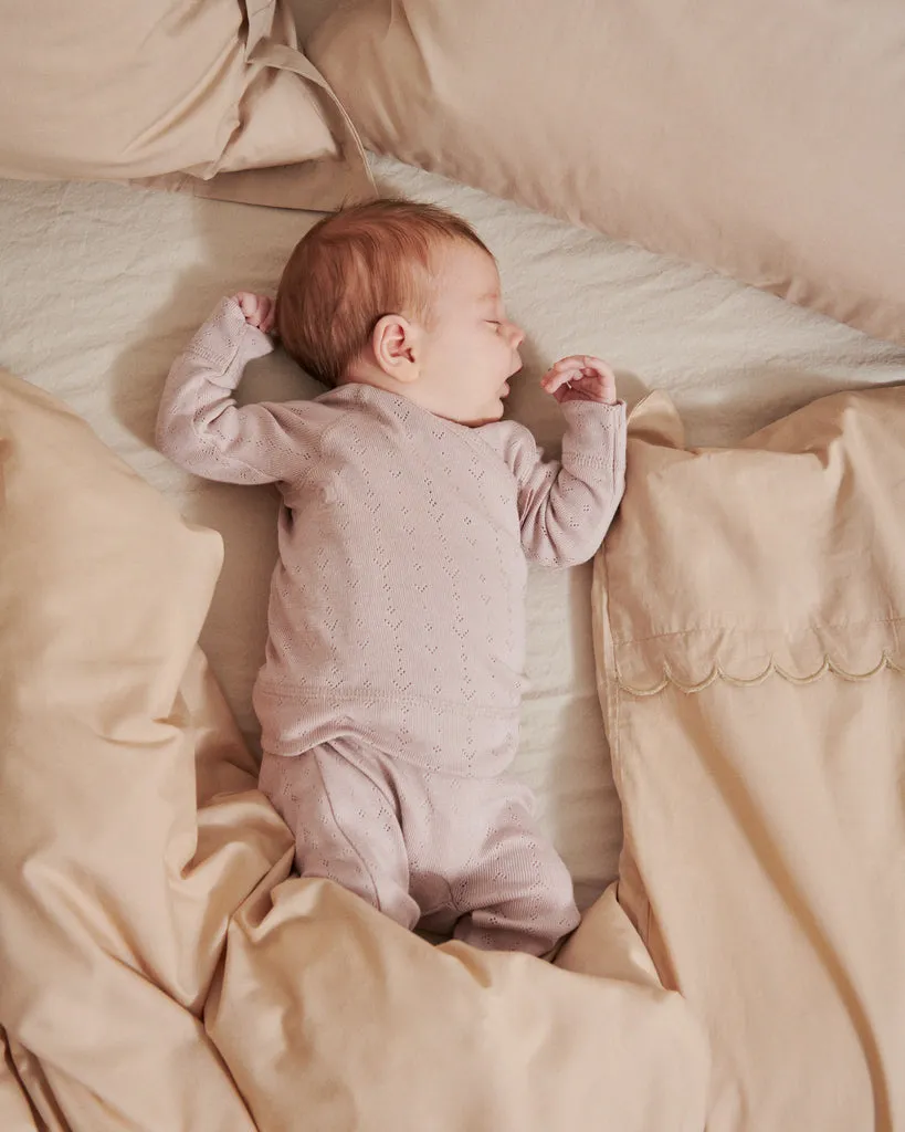 MarMar Scallop Baby sengetøj Beige Rose 70x100 økologisk
