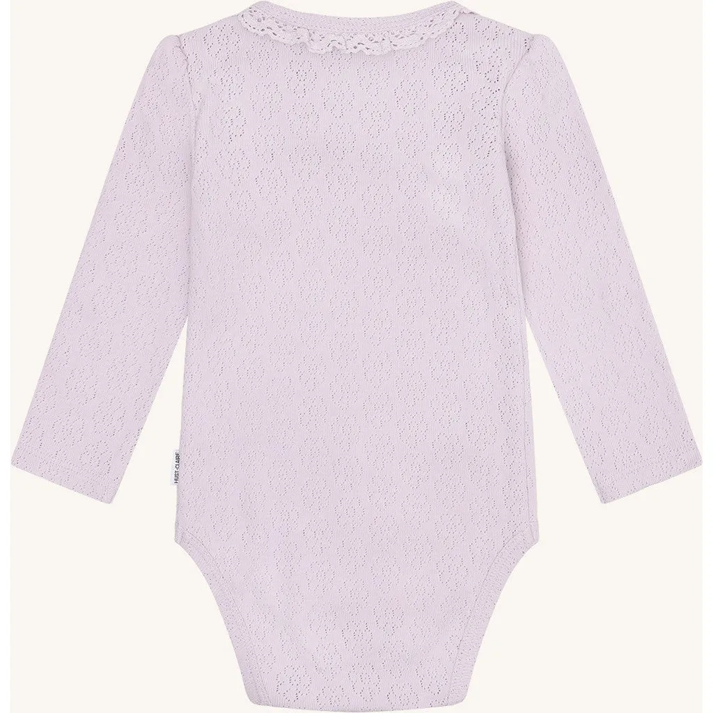 Hust & Claire Britt Pointelle Flower body Lavender økologisk