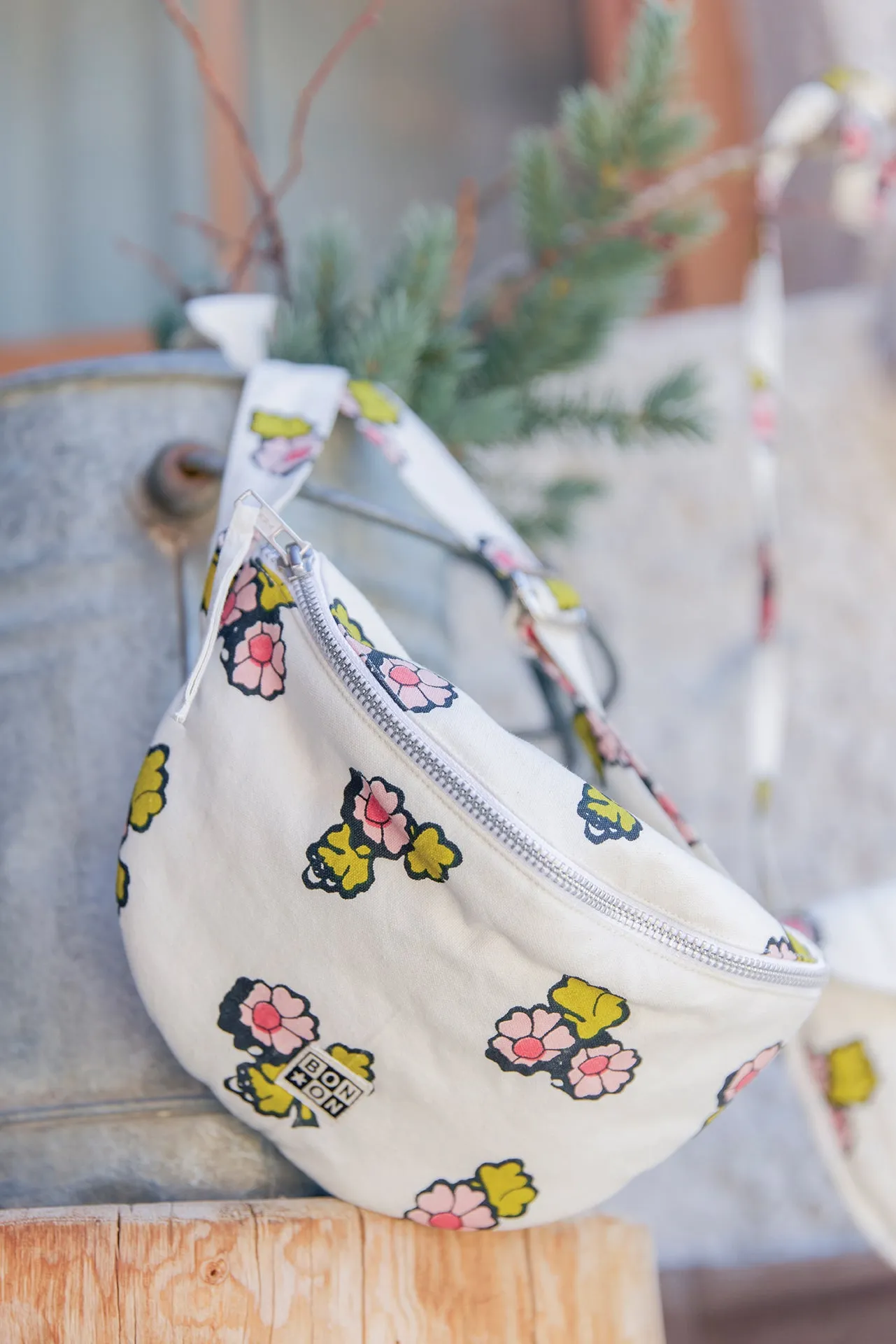 Bonton Banane Faroe bæltetaske blomster 14x22x7 cm