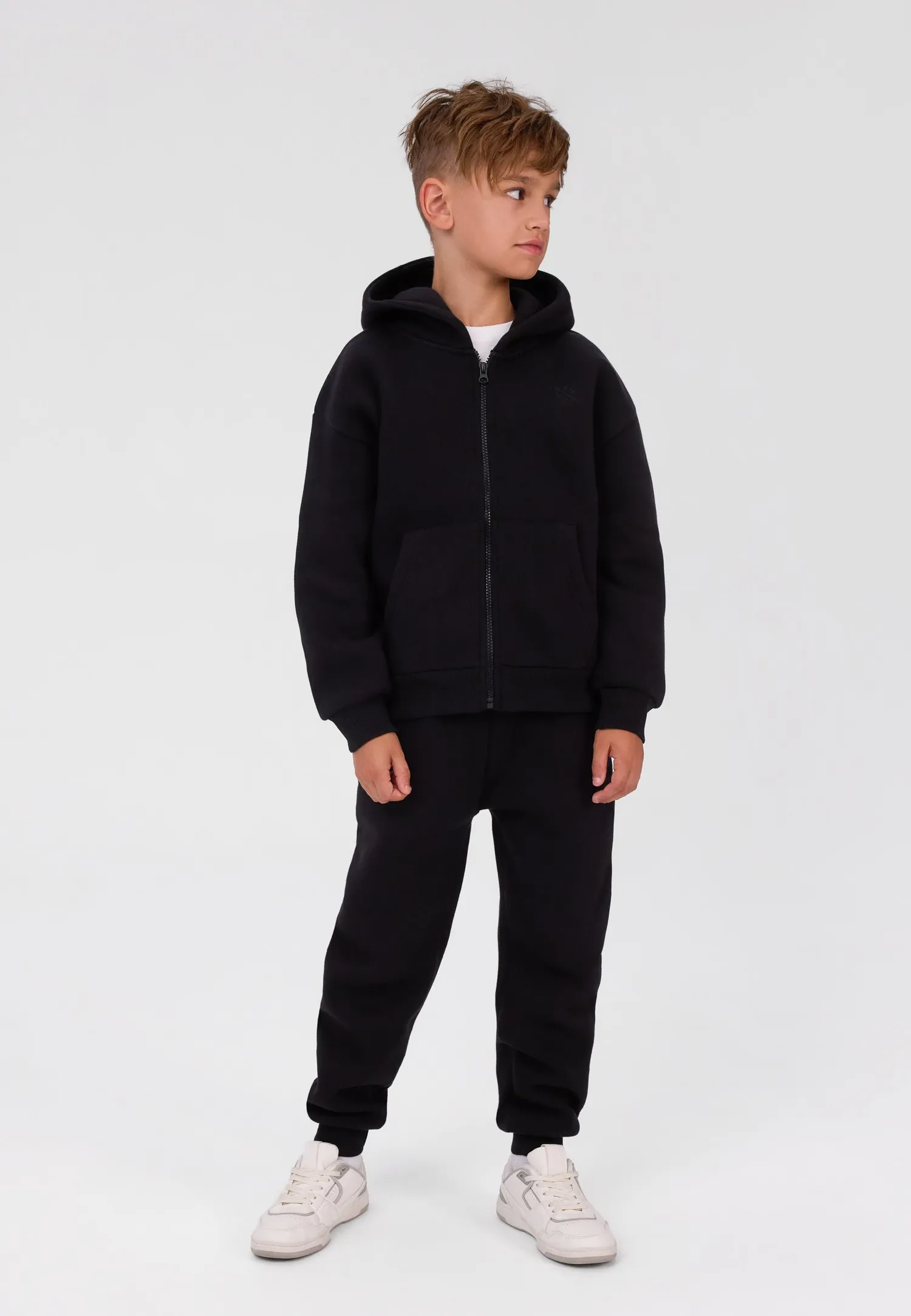 Minoti 45788 sweatset sort med lynethætte til drenge