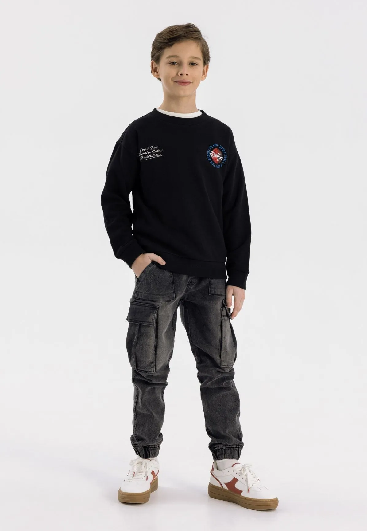Minoti 42557 sweatshirt sort oversized broderi