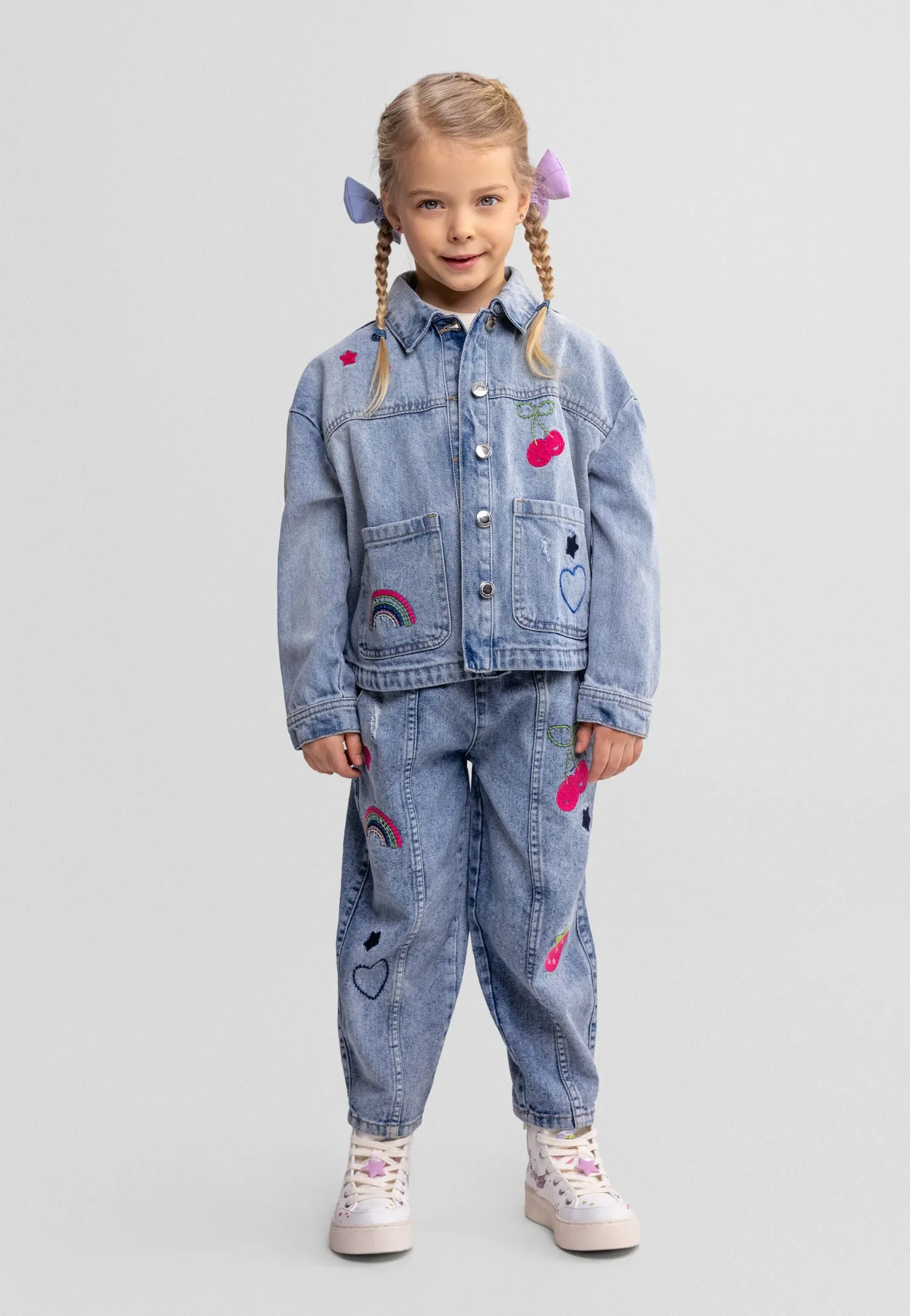 Minoti 44677 jeans piger lyseblå bærbroderi 104