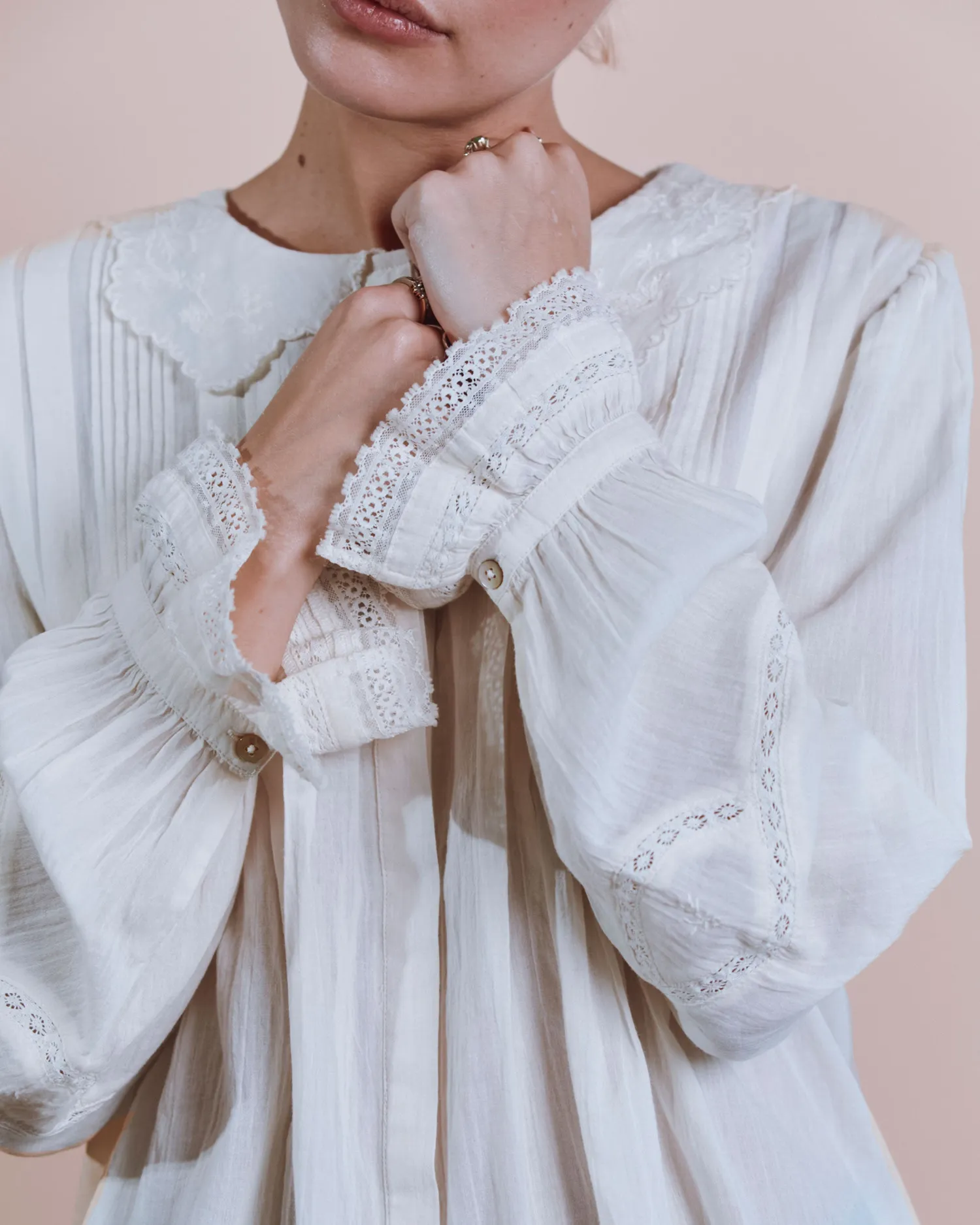 Emile et Ida blondebluse ecru broderet krave