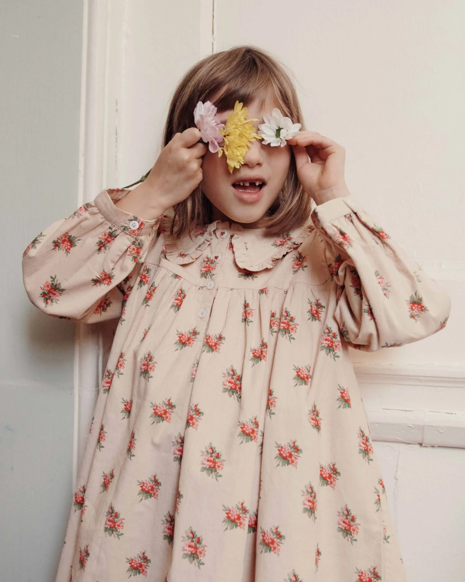 Emile et Ida blomstret velourkjole beige løs pige