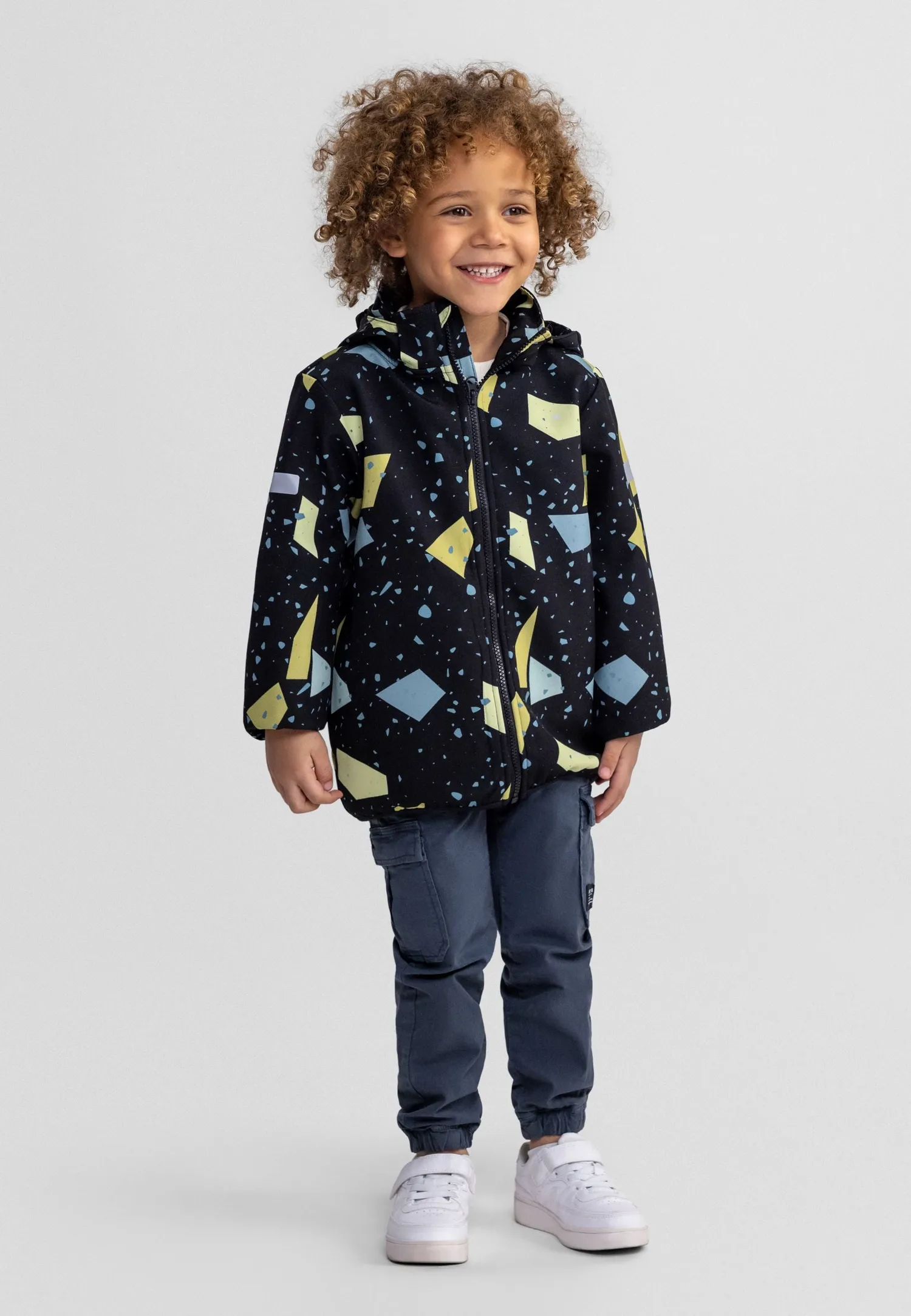 Minoti 44594 softshelljakke sort grafisk print