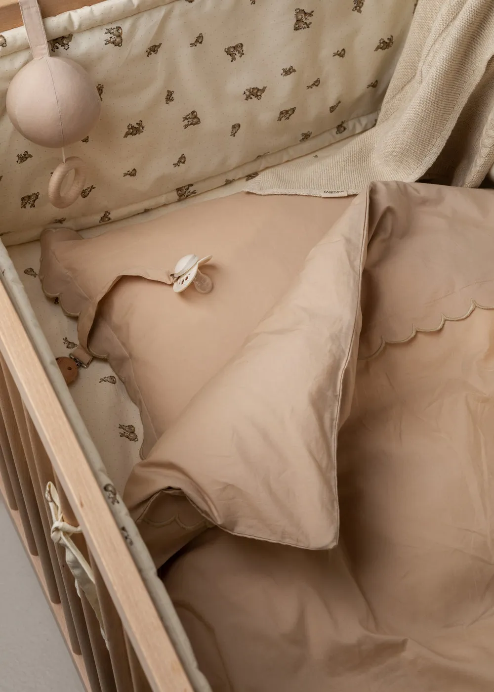 MarMar Scallop Baby sengetøj Beige Rose 70x100 økologisk