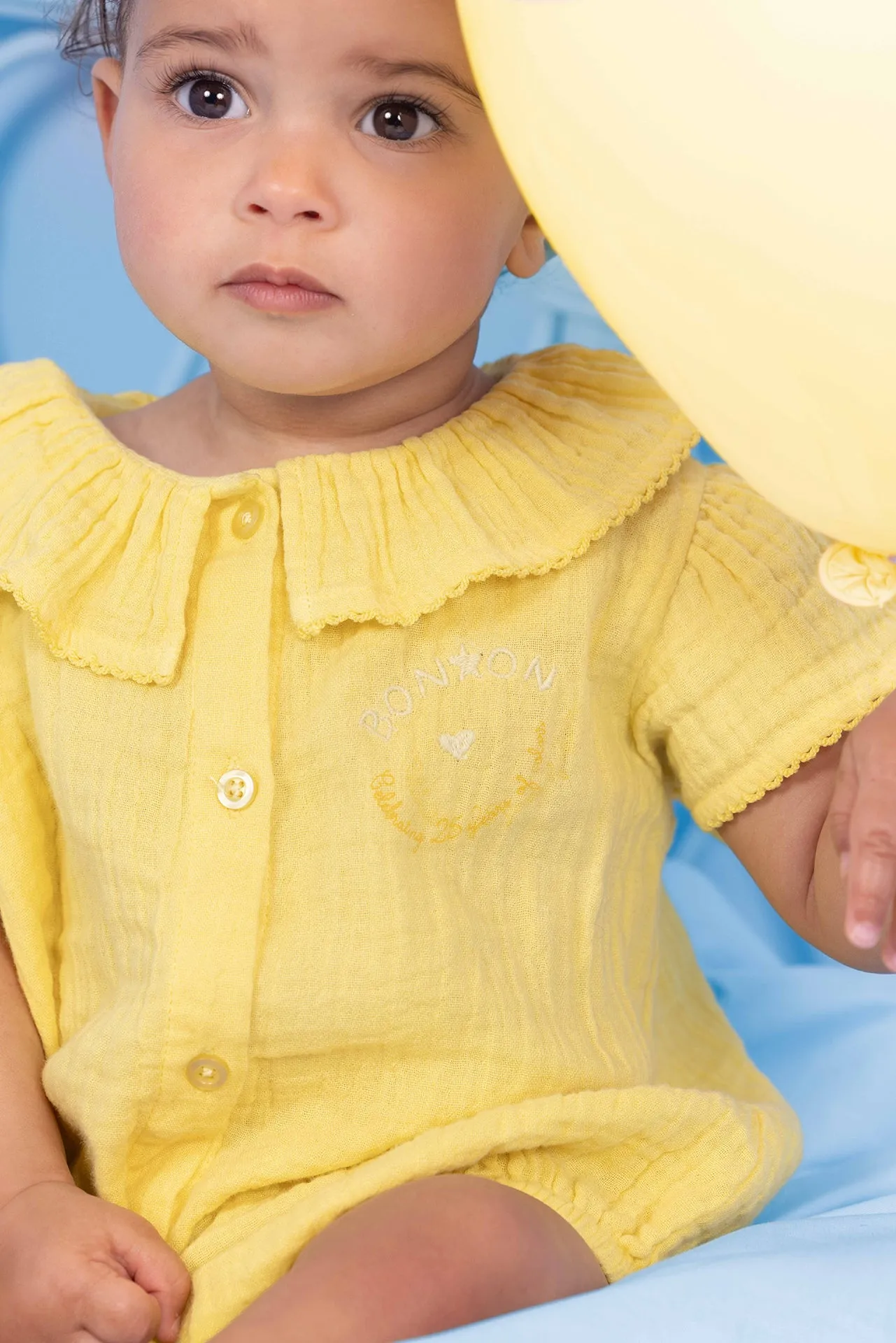 Bonton Norma dragt gul flæsekrave broderi