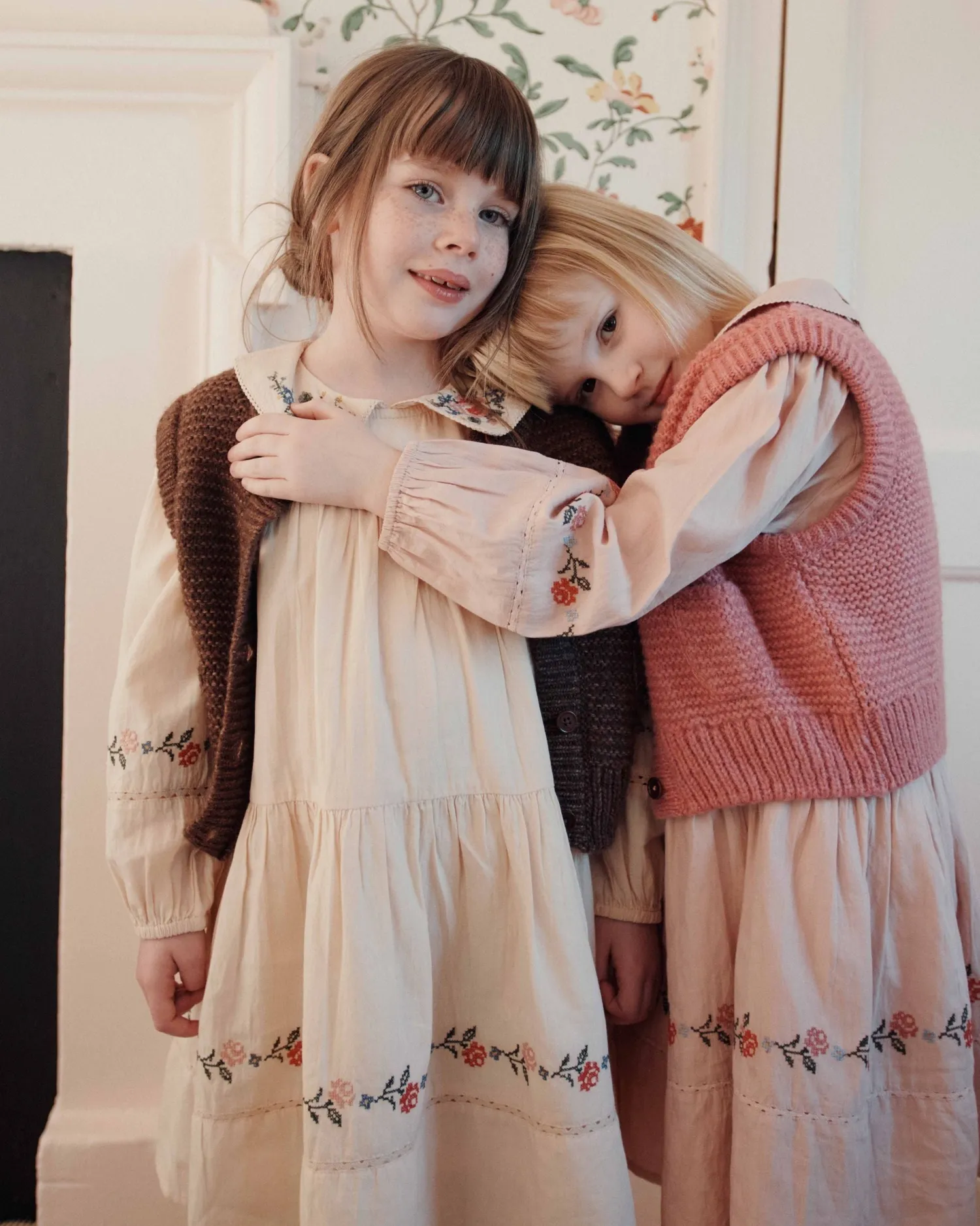 Emile et Ida pigekjole rosa broderi korssting