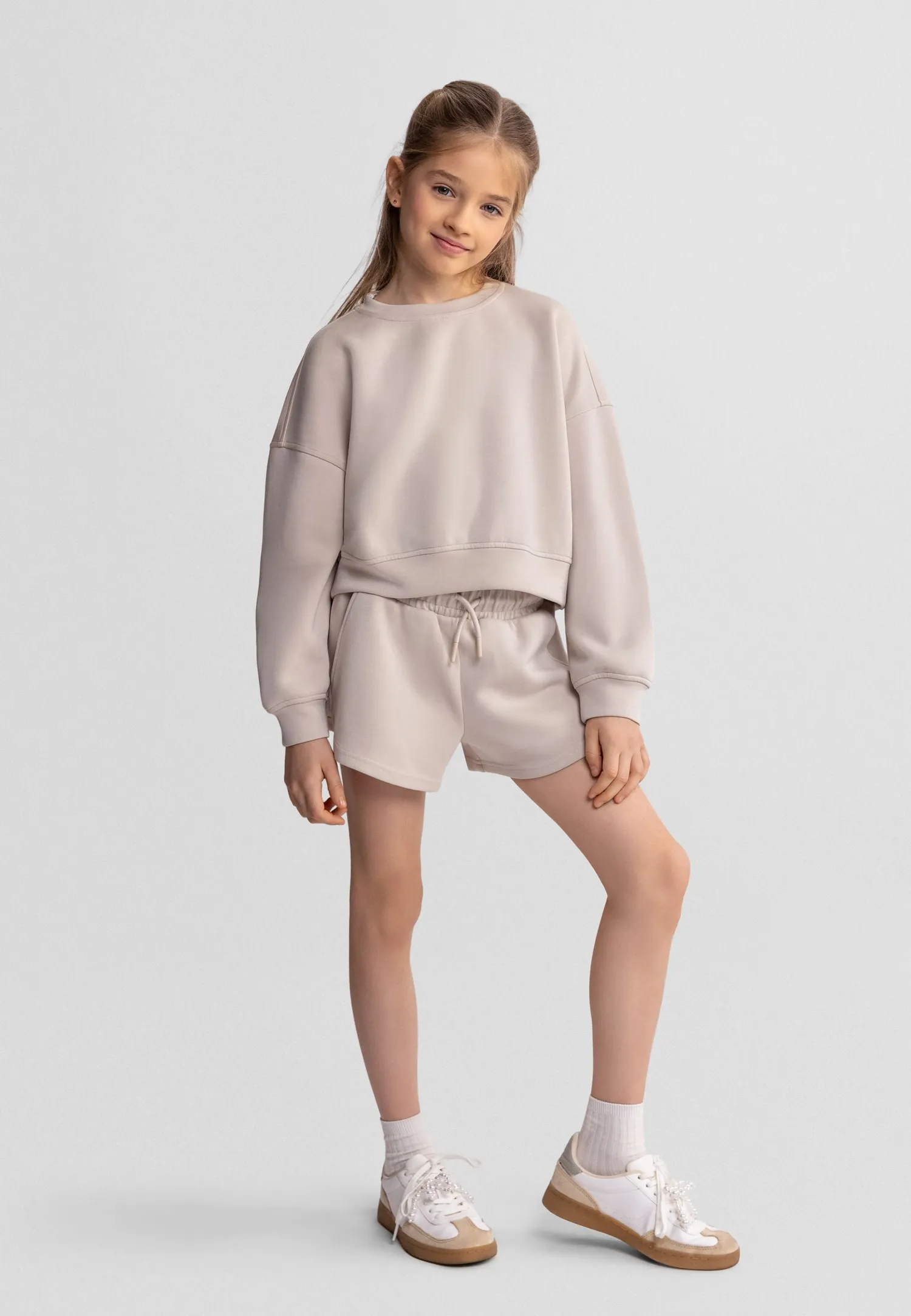 Minoti 44967 sweatsæt til piger beige shorts