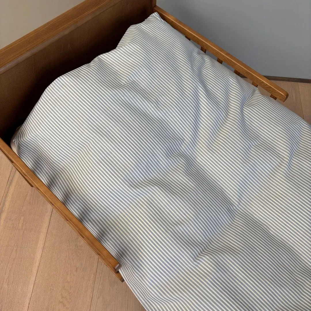 nuuroo By Mats junior sengetøj Blue Pin Stripe 100x140