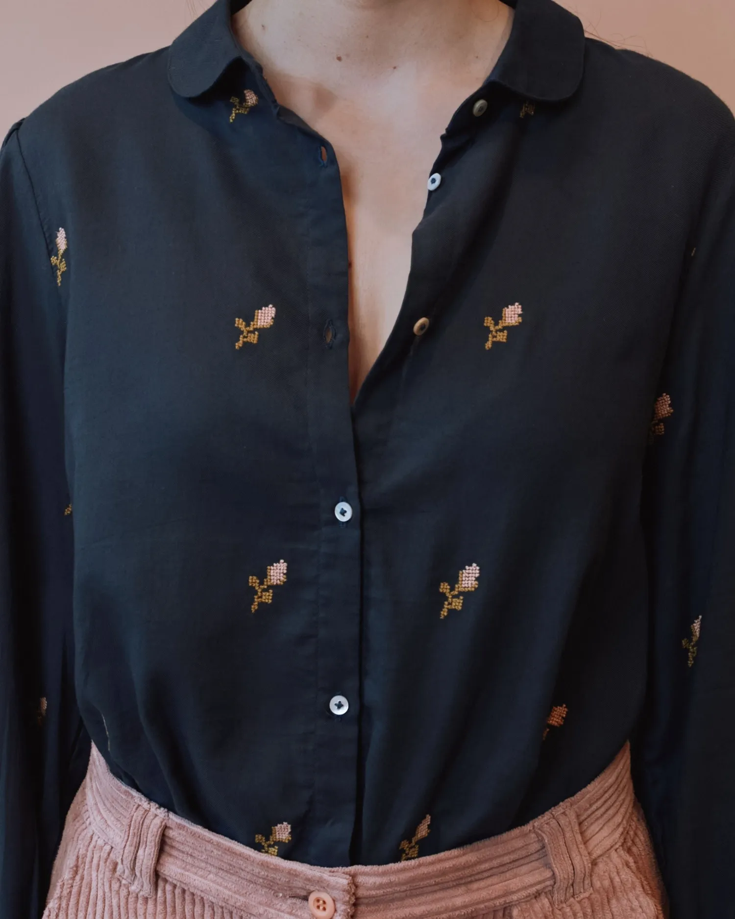 Emile et Ida Ecalypso bluse anthracite broderet roser