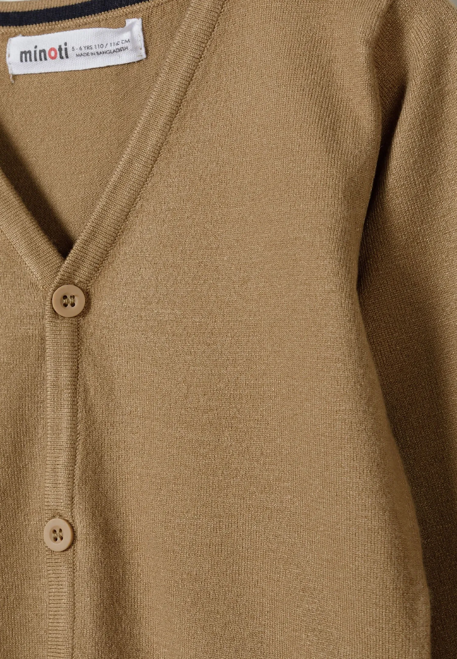 Minoti 43905 strikcardigan til drenge camel finstrik