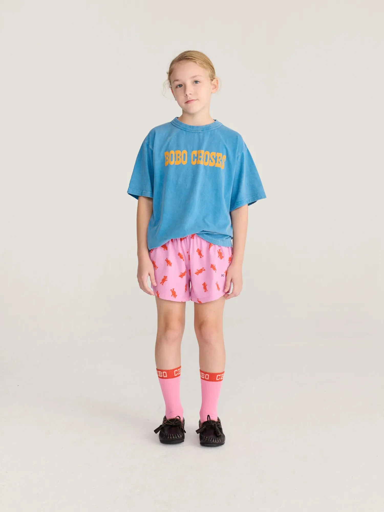 Bobo Choses Softpaw Monster All Over shorts lyserød økologisk bomuld