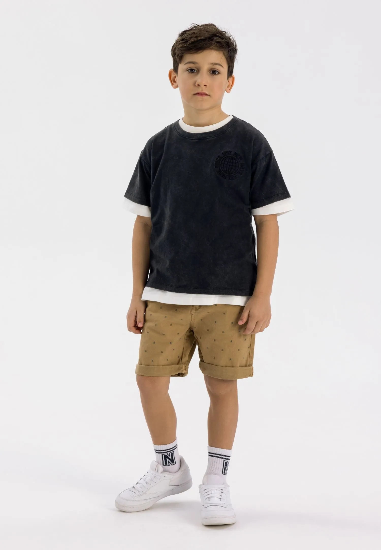Minoti 40422 chinos shorts sand med print