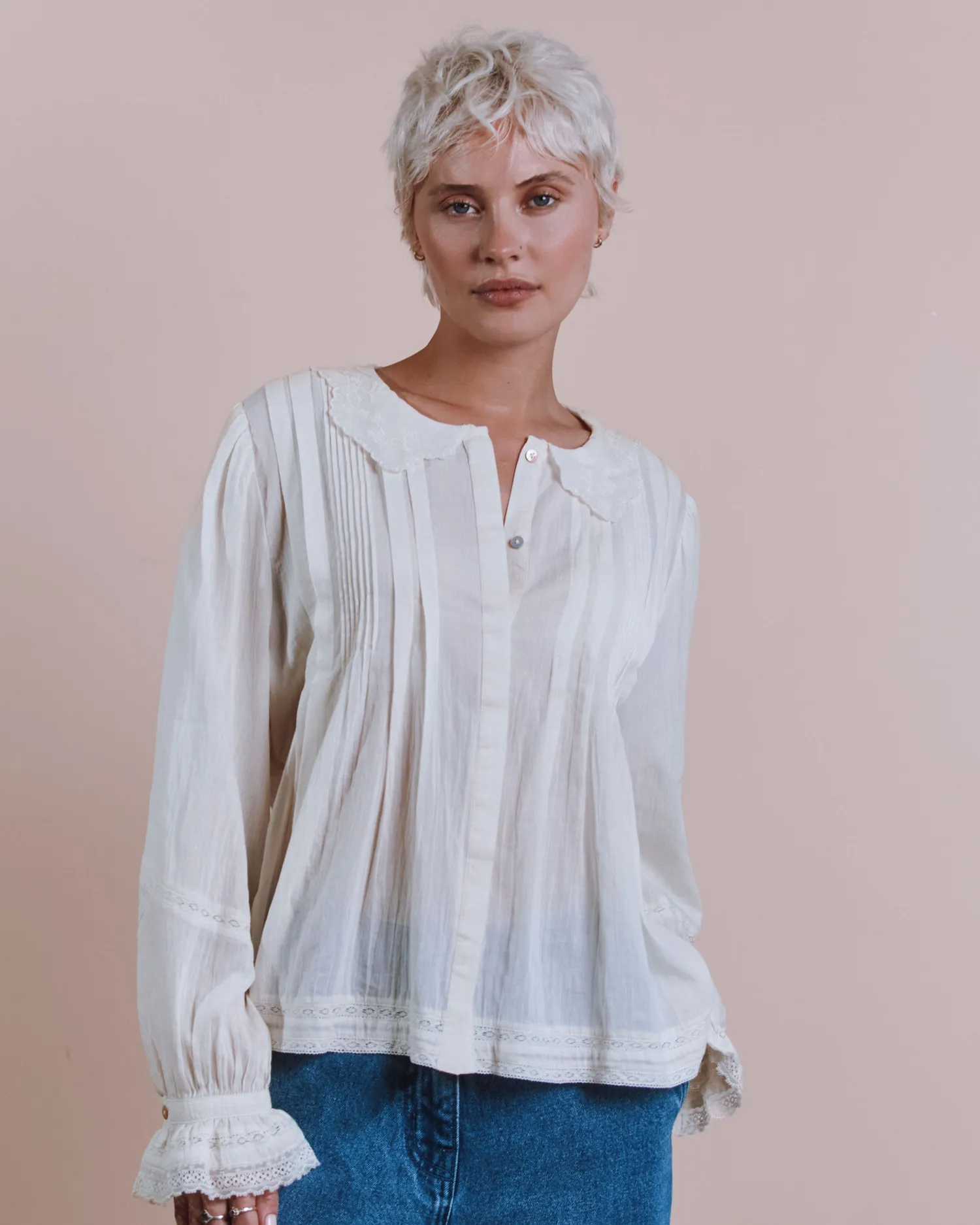 Emile et Ida blondebluse ecru broderet krave