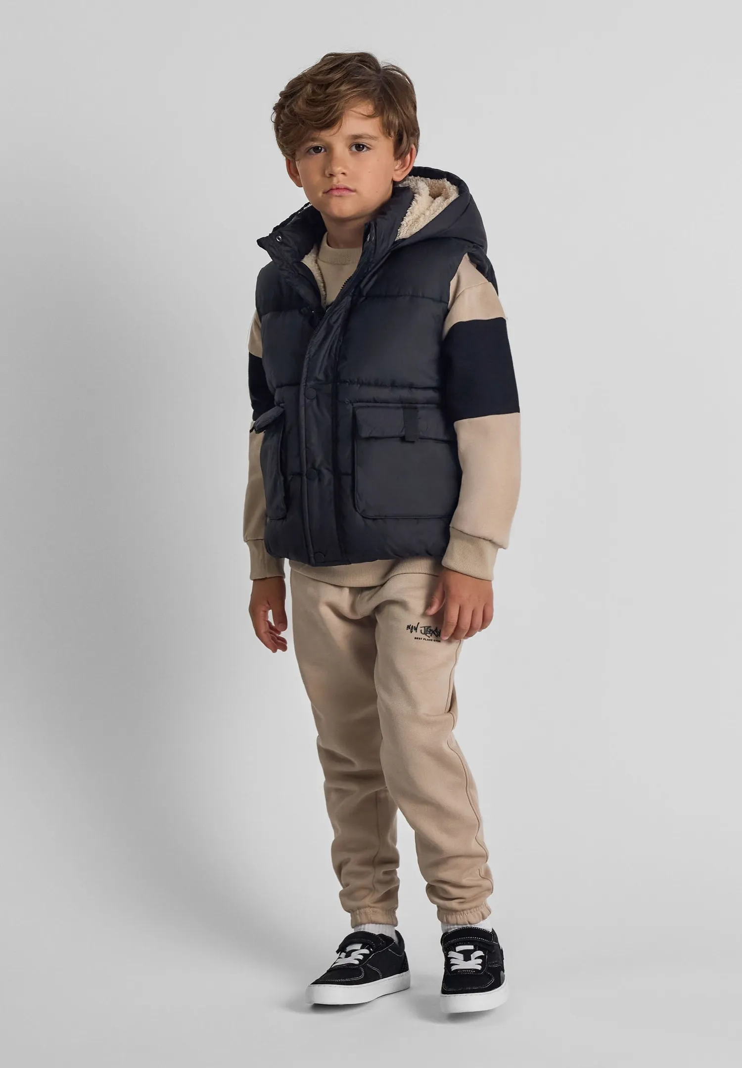 Minoti 43307 vest quiltet sort teddy foret drenge