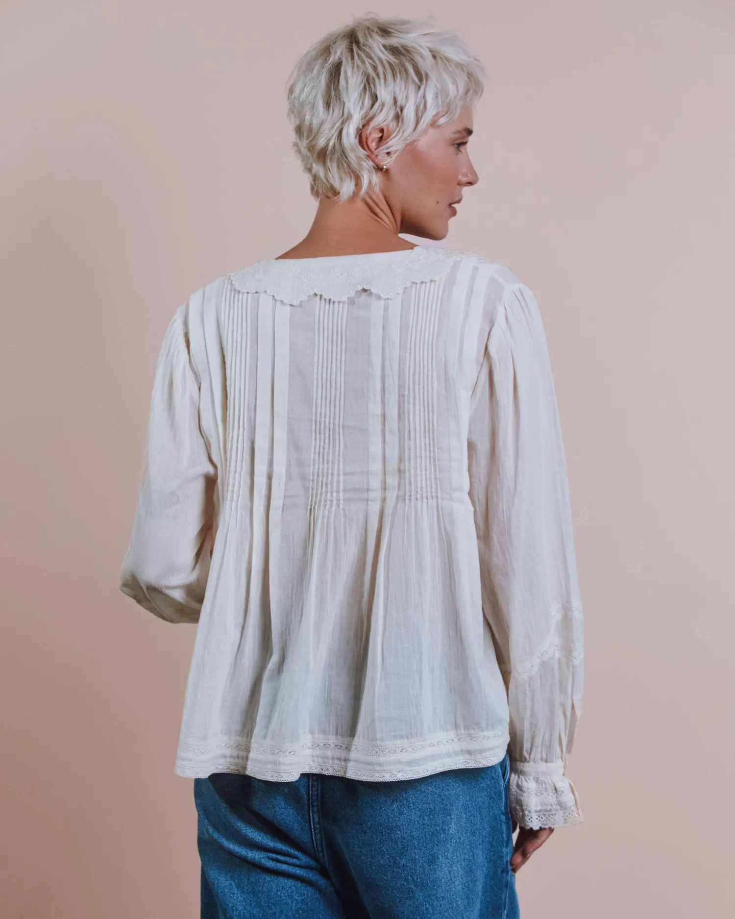 Emile et Ida blondebluse ecru broderet krave