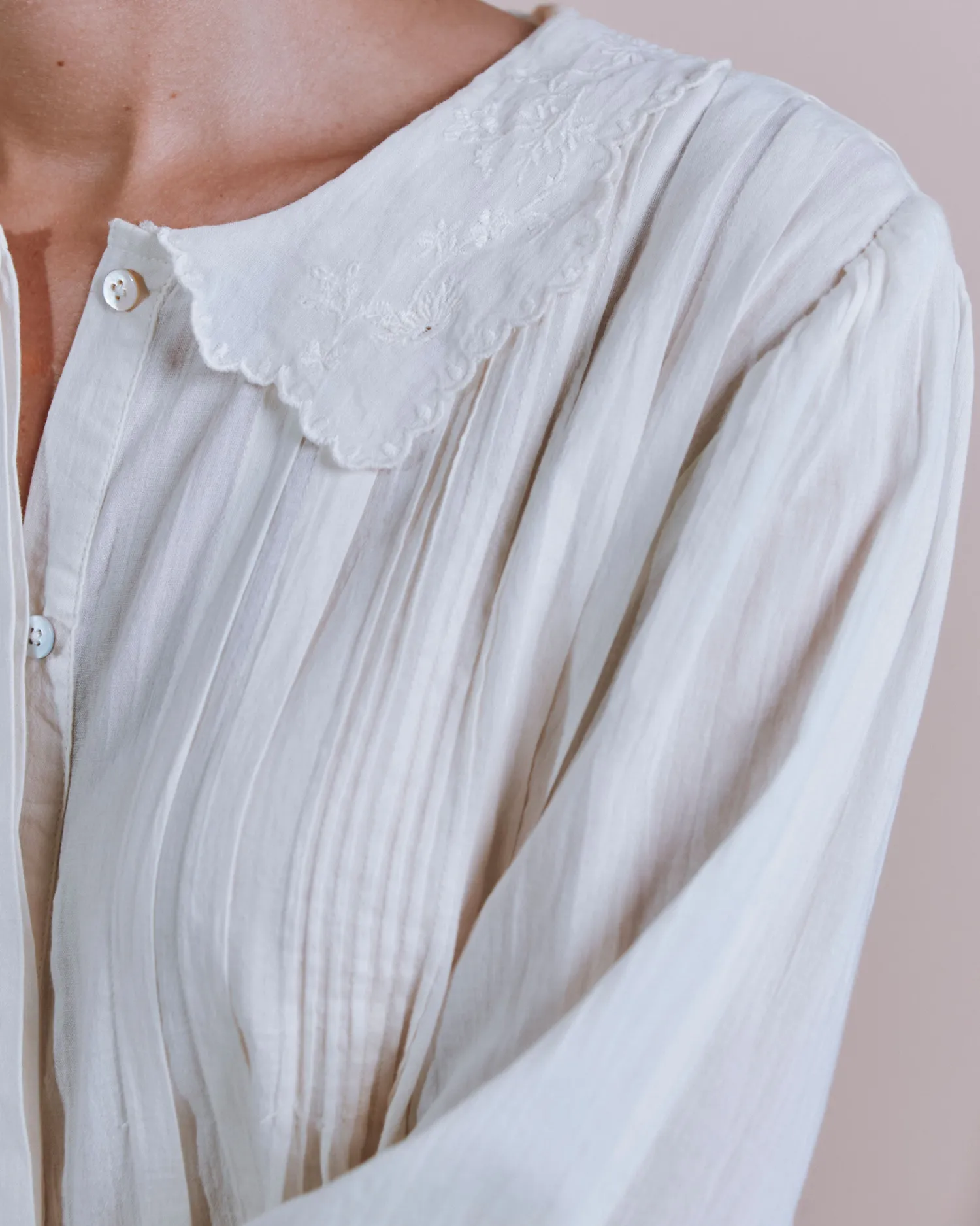 Emile et Ida blondebluse ecru broderet krave