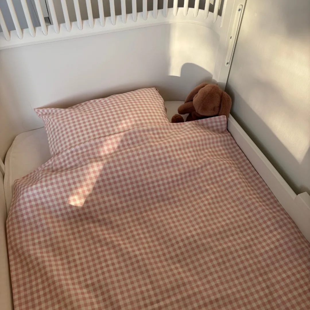 nuuroo By Mats sengetøj Blush Check junior bomuld