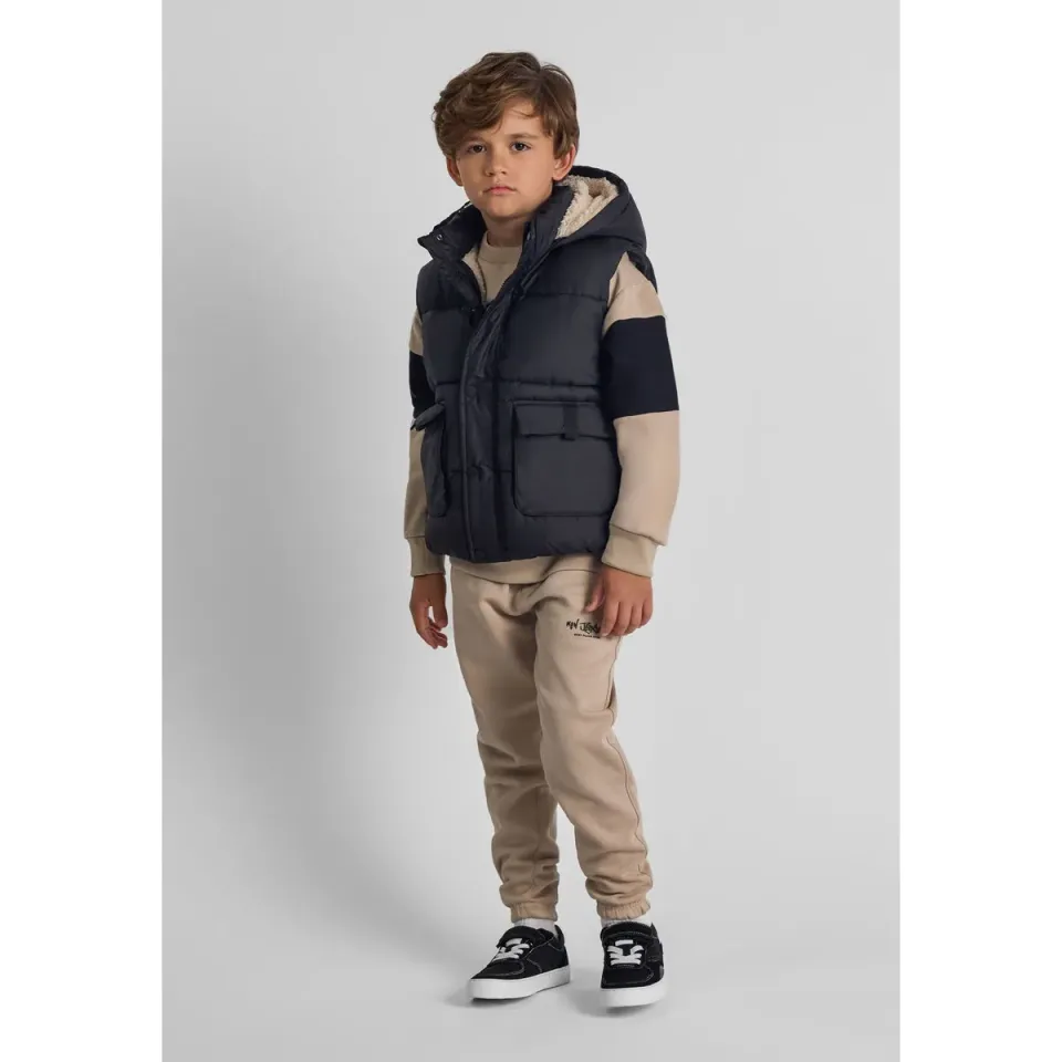 Minoti 43307 vest quiltet sort teddy foret drenge
