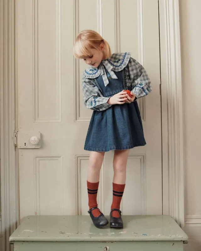 Emile et Ida smækkjole denim blå broderet blomst