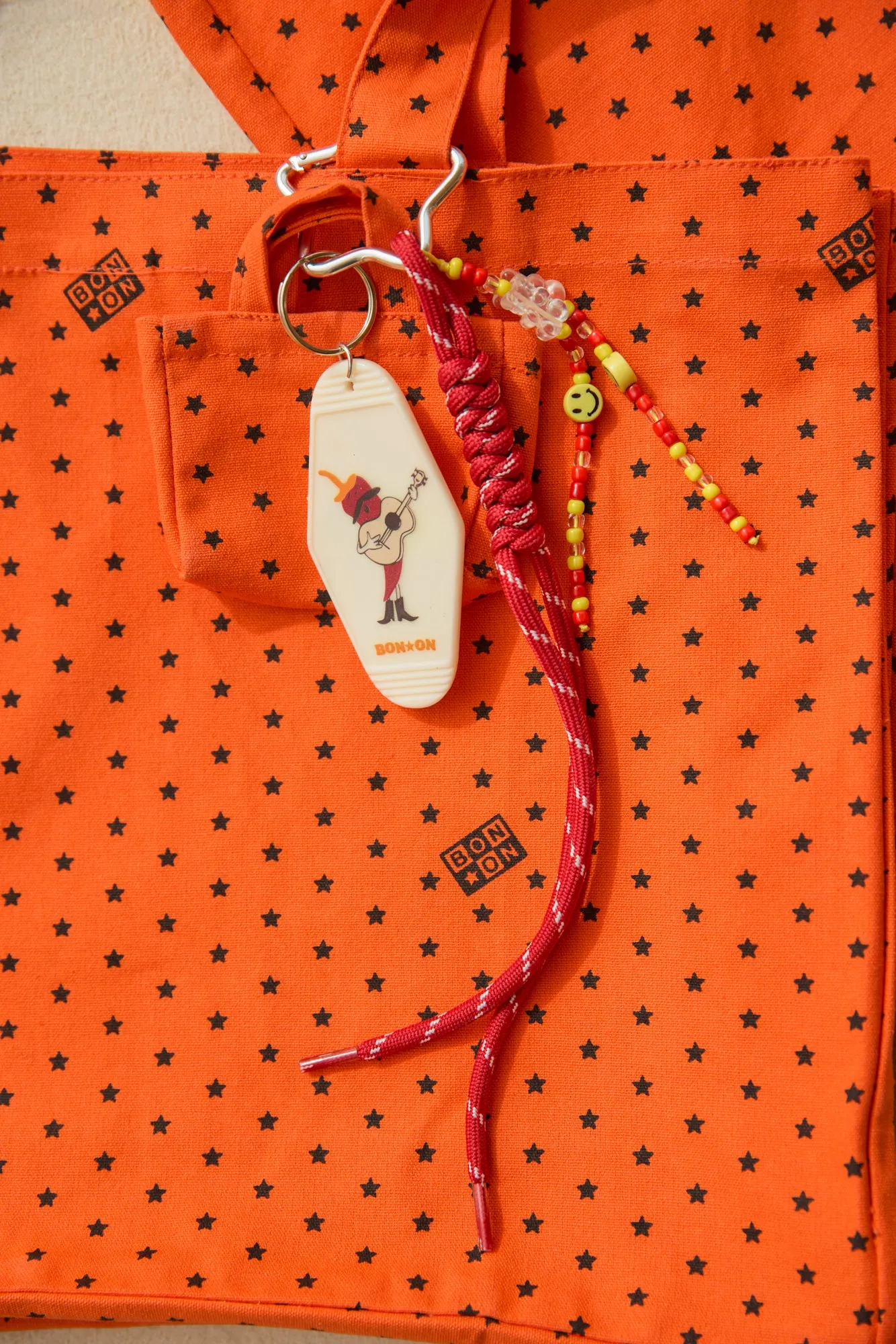 Bonton Grigri Cabas nøglering orange – mini taskevedhæng