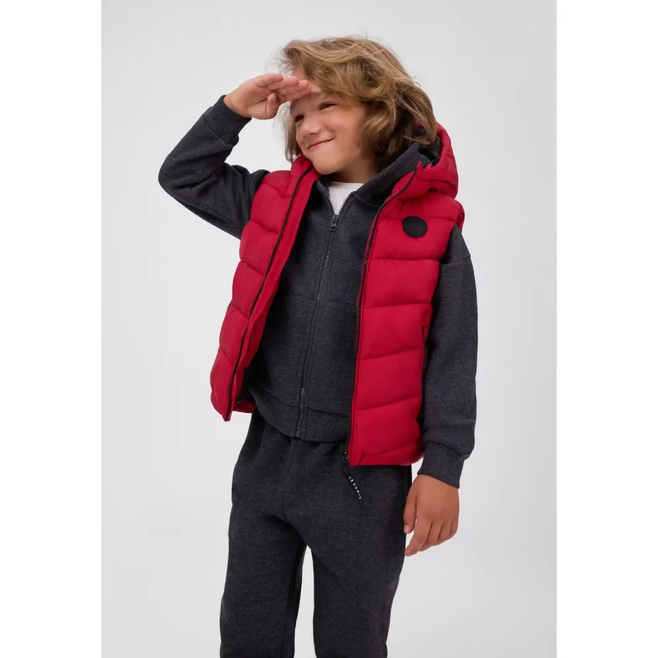 Minoti quiltet vest rød hætte str. 104-172