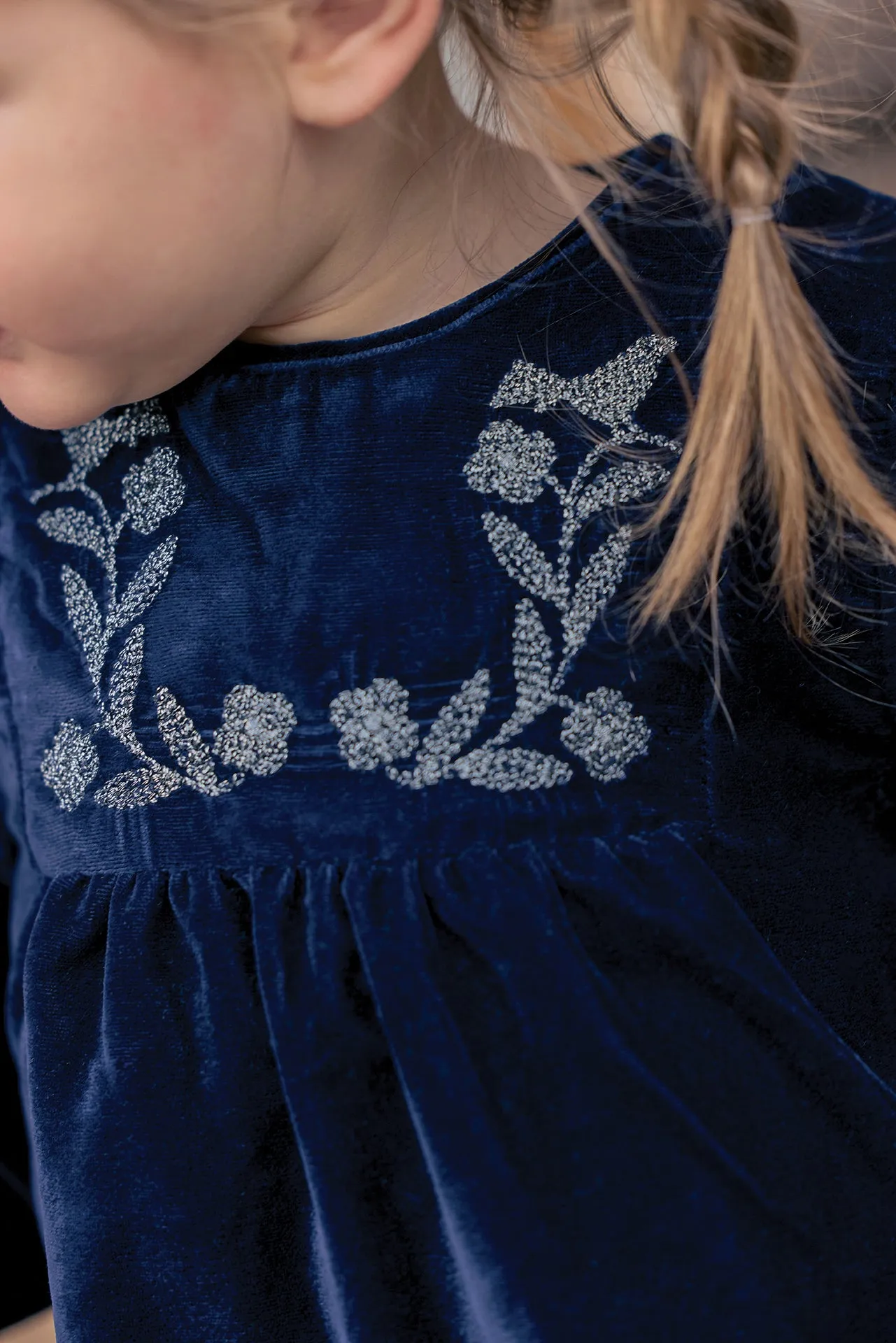 Bonton Daisy Bleu Brut kjole blå broderet lurex